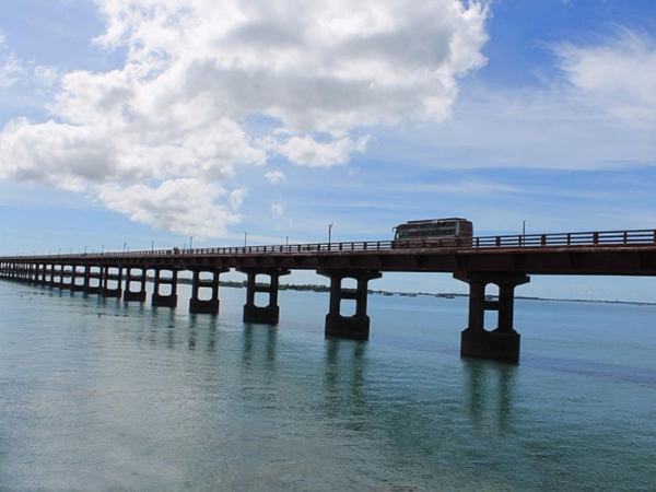 പാക് കടലിടുക്കിന് കുറുകെ