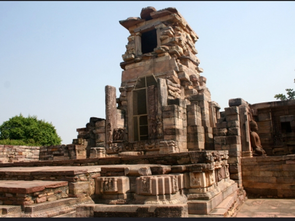 50 സ്മാരകങ്ങള്‍