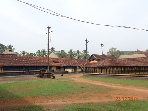 മൂന്ന് ആനകളെഴുന്നള്ളുന്ന ഉത്സവം