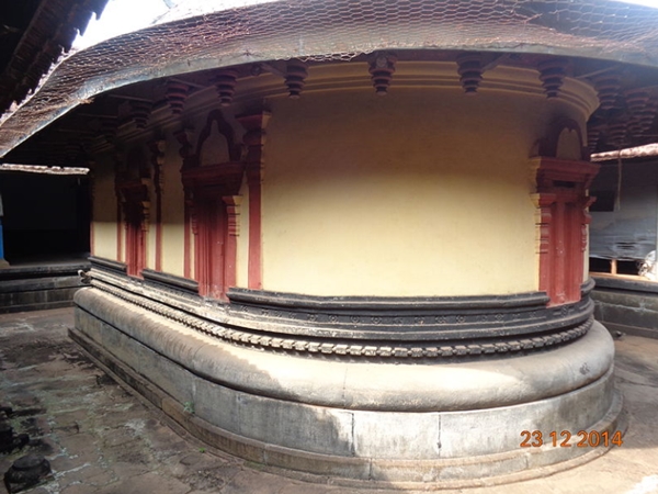 മീനത്തിലെ നാളികേരമേറ്