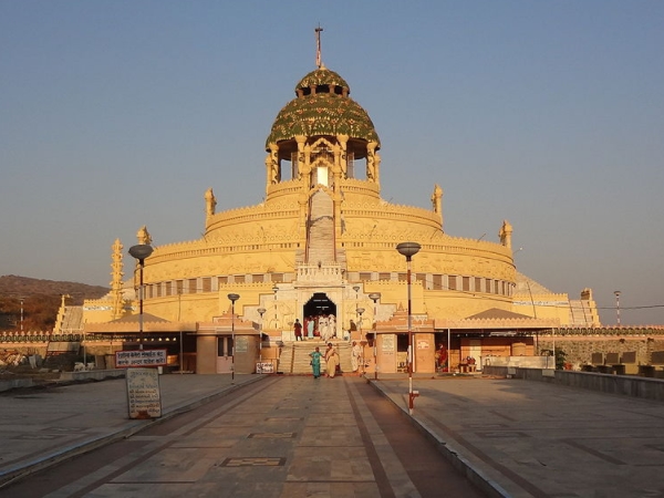 വിസ്മയിപ്പിക്കുന്ന കൊത്തുപണികള്‍