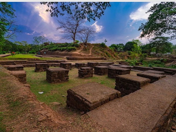 തകര്‍ന്നടിഞ്ഞ പൗരാണികത