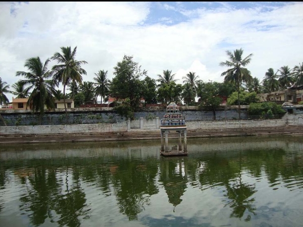 വിശാലമായ ക്ഷേത്രക്കുളം