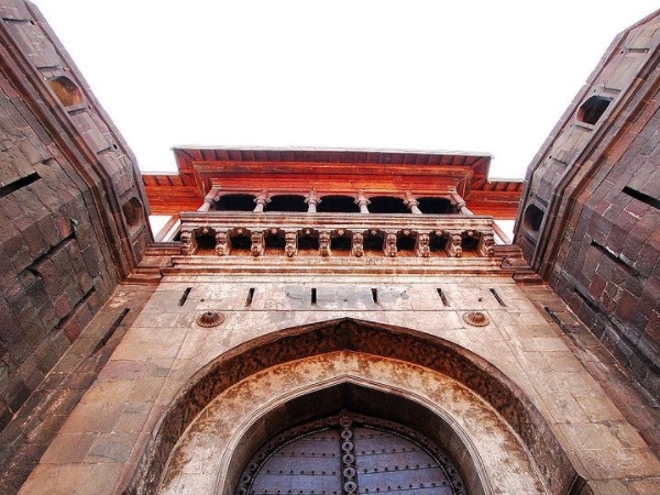 നിലവിളിക്കു പിന്നില്‍