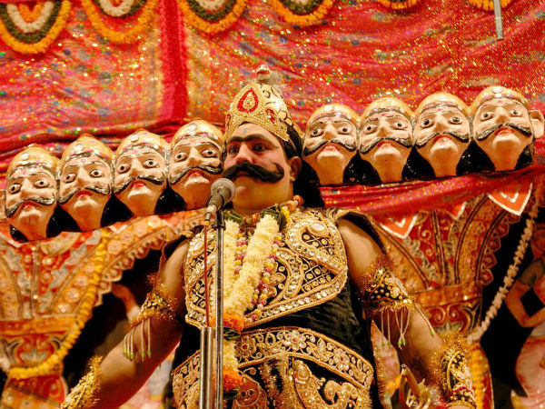 റെഡ് ഫോര്‍ട്ട് ലോണ്‍സ്