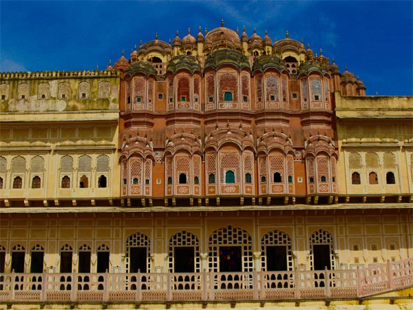 ചുവന്ന മണല്‍ക്കല്ലില്‍ വെളുത്ത വരമ്പുകള്‍