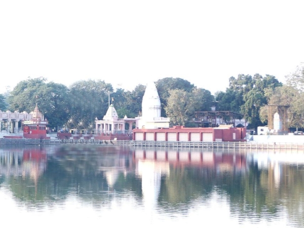 സന്നിഹിതം സരോവര്‍