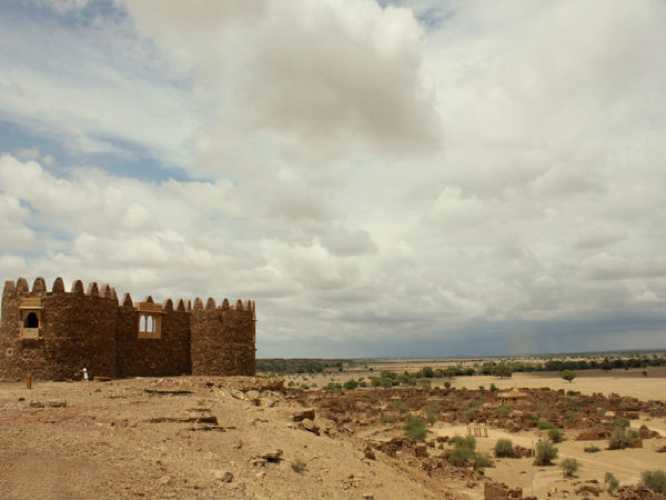 കോട്ടകള്‍ കാണാം