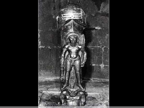 രൂപങ്ങള്‍ കൊത്തിയ ശിവലിംഗം