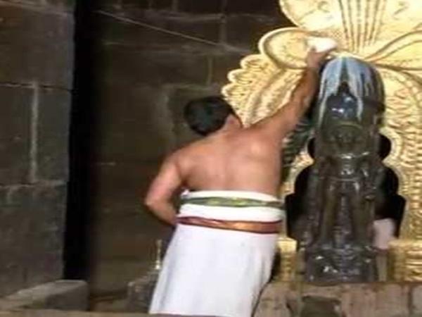 ശിവലിംഗത്തിലെ വേട്ടക്കാരന്‍