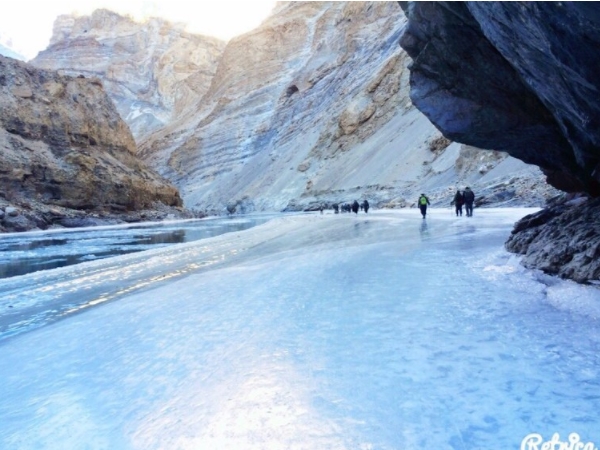 ഐസിനു മുകളിലൂടെ നടക്കാം.. ലഡാക്കില്‍ ട്രക്കിങ്ങിനു പോകാം. 
