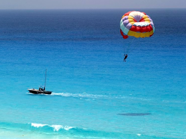  കംഷേട്ടിലെ പാരാസെയിലിങ്