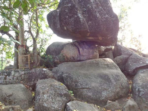 വിചിത്ര ആകൃതിയിലുള്ള പാറ