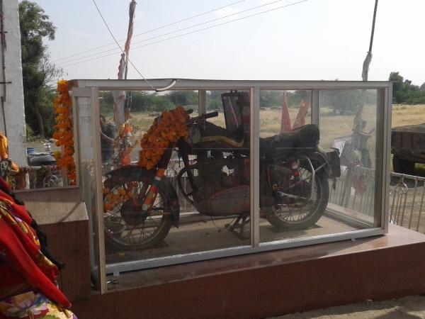 ബുള്ളറ്റ് ബാബ ക്ഷേത്രം