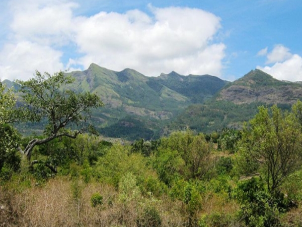 നാലുവശവും മലനിരകള്‍