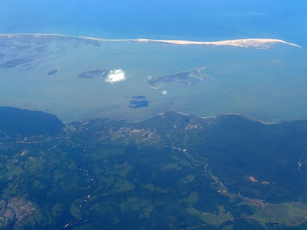 ഇലയെ ചുവപ്പാക്കുന്ന നദി