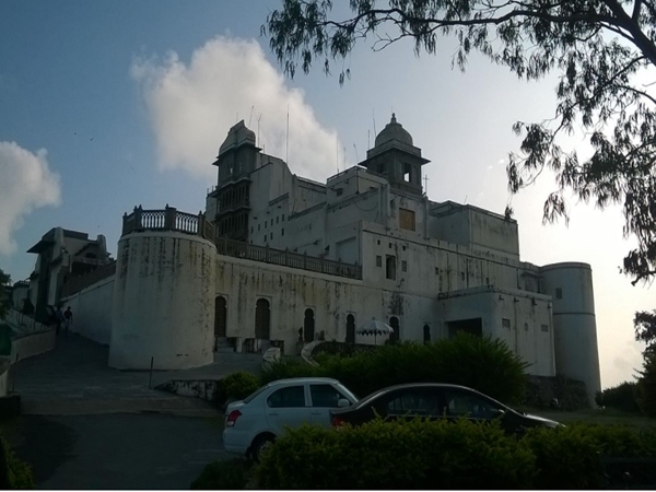 മലമുകളിലെ മഴക്കൊട്ടാരം 