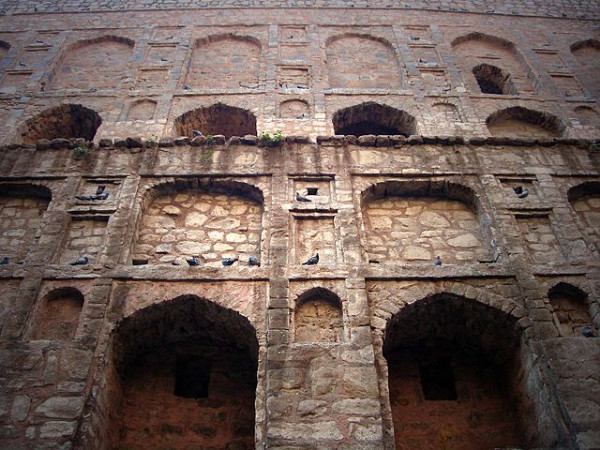 പ്രേതബാധയാണോ അതോ പ്രാവുകളും വവ്വാലുമോ?