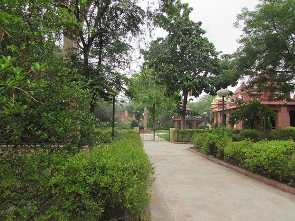 വെള്ളച്ചാട്ടങ്ങളും പൂന്തോട്ടങ്ങളും