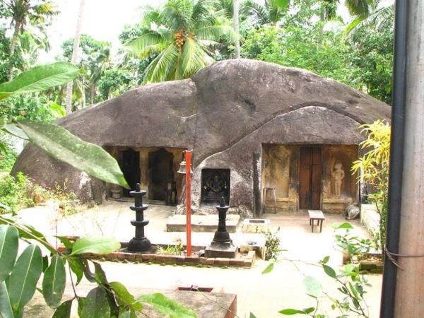  പരമേശ്വരന്റെ ഭൂതഗണങ്ങള്‍ കൊണ്ടുവന്ന പാറയില്‍ നിര്‍മ്മിച്ച ക്ഷേത്രം 