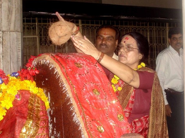 ആര്‍ത്തവ സ്ത്രീകള്‍ പുറത്ത്