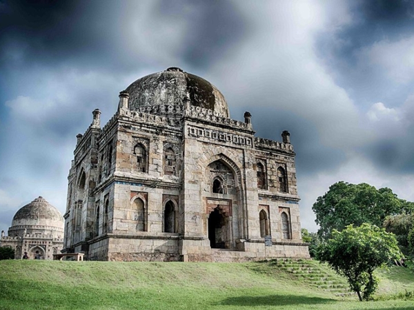 പൂന്തോട്ടത്തിലെ ശവകൂടീരങ്ങള്‍