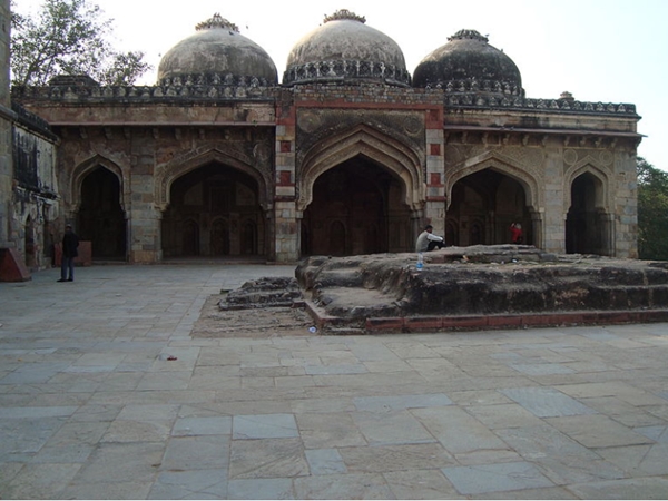 രണ്ടുരത്തിലുള്ള ശവകുടീരങ്ങള്‍