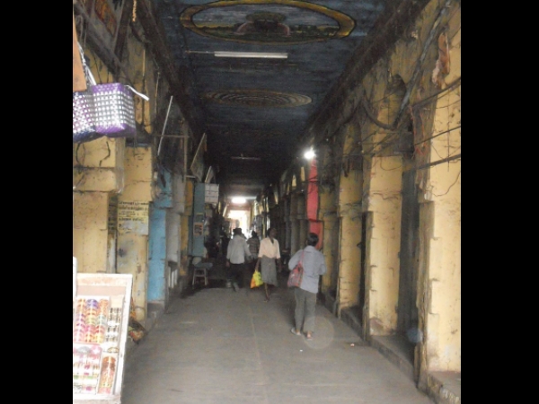 ക്ഷേത്രത്തിനുള്ളില്‍