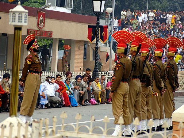 വാഗാ അതിർത്തിയിലെ സേനാ പിൻവാങ്ങൽ പ്രകടനം