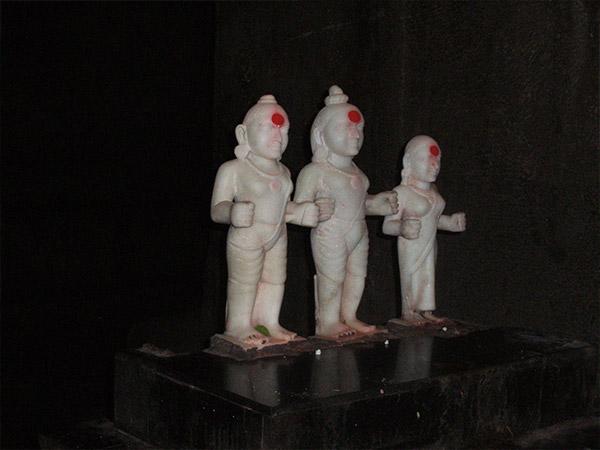 പാതാളേശ്വര്‍ ഗുഹ