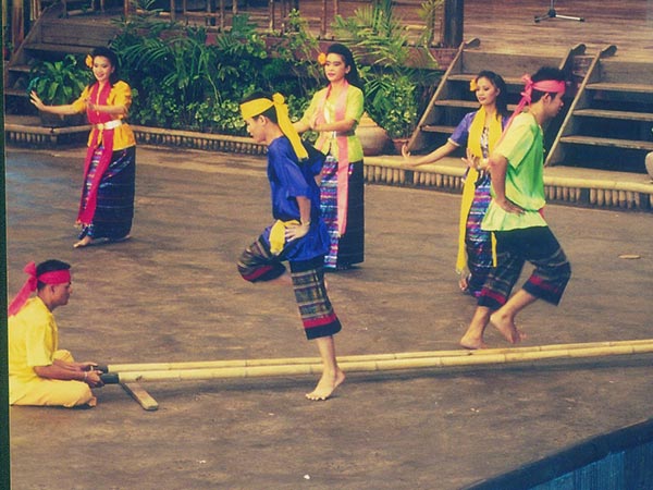 പരമ്പരാഗത മുളനൃത്തം