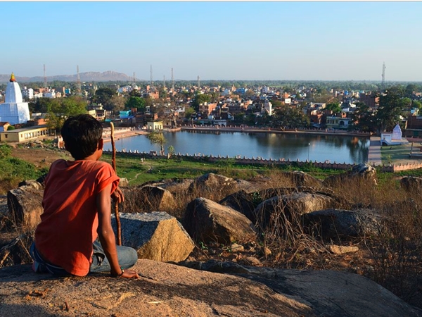 മലകളാല്‍ ചുറ്റപ്പെട്ട ഇടം
