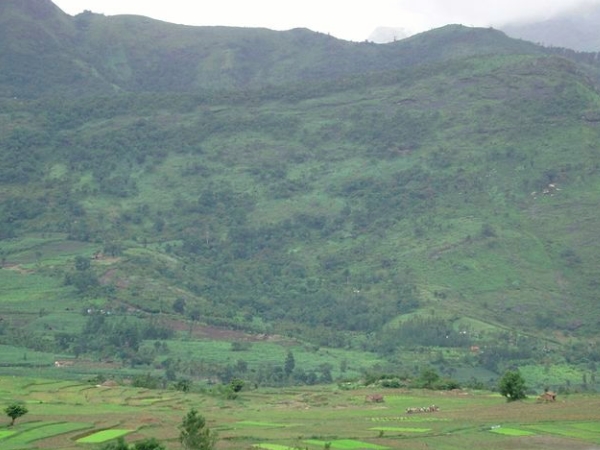 മലകള്‍ അതിര്‍ത്തി കാക്കുന്ന ഗ്രാമം
