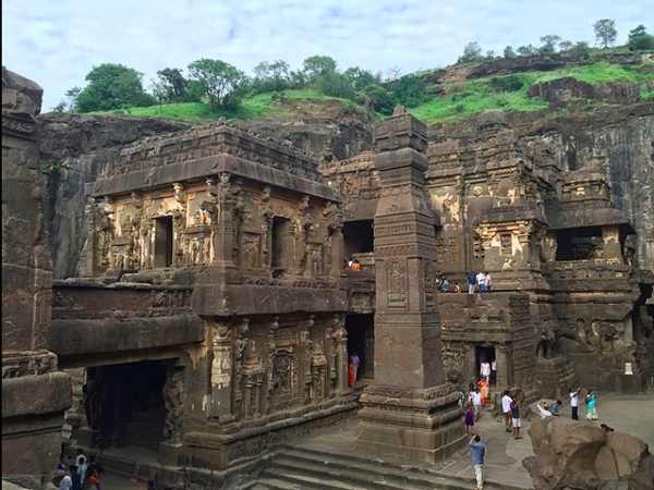 32 ഗുഹകളില്‍ ഒന്ന് 