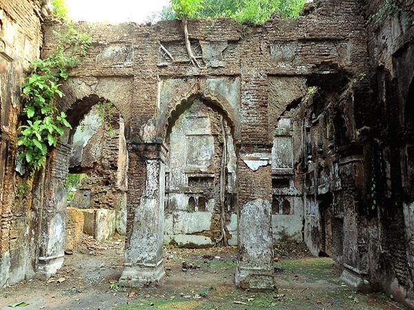 മണലും കല്ലും ചേര്‍ന്നു നിര്‍മ്മിച്ച കോട്ട