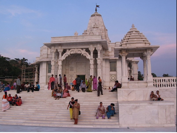 ചുവരുകളിലെ ക്രിസ്തുവും ബുദ്ധനും