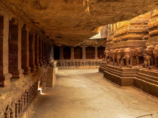 രാഷ്ട്രകൂട ഭരണാധികാരിയുടെ നിര്‍മ്മാണം