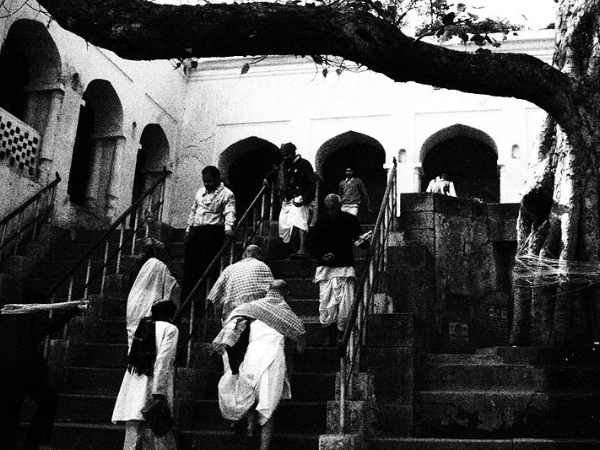 ക്ഷേത്രത്തിനു നടുവിലെ കാല്‍പാദം