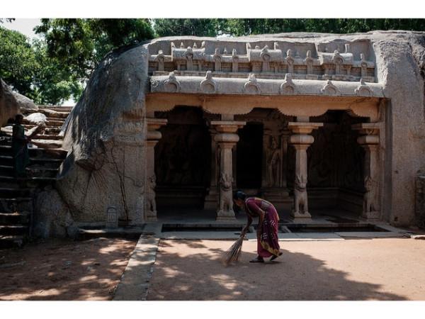 പാറ തുരന്നു നിര്‍മ്മിച്ചവ