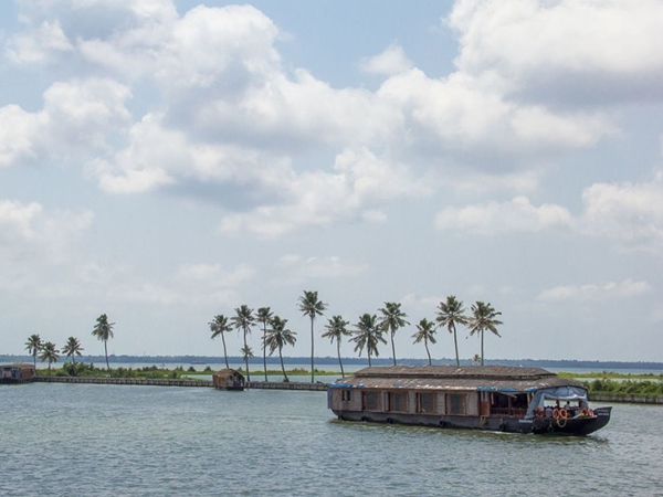 രണ്ടര മണിക്കൂര്‍ കായല്‍ യാത്ര 18 രൂപ ചിലവില്‍