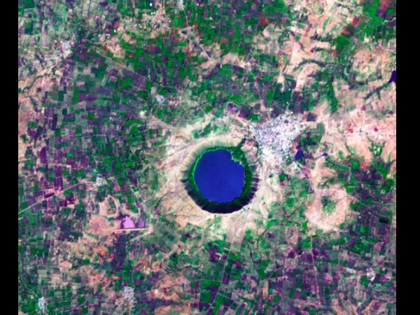 കാടിനാല്‍ ചുറ്റപ്പെട്ട്