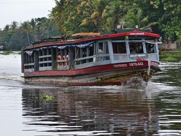 കുമരകത്തു നിന്നും പാതിരാമണലിലേക്ക്