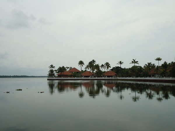 ബോട്ടിങ്ങിനു പറ്റിയ ചെറായി ബീച്ച്