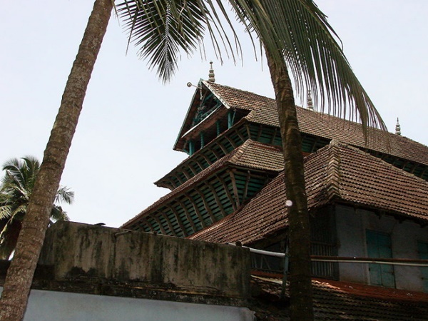 സാമൂതിരി നല്കിയ ഭൂമിയിൽ ക്ഷേത്രരൂപത്തിൽ പണിത മുസ്ലീം പള്ളി