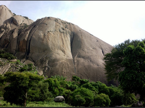 കറുത്ത മലയും വെളുത്ത മലയും