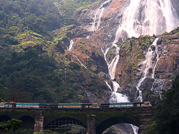 ദൂധ്സാഗർ വെള്ളച്ചാട്ടം