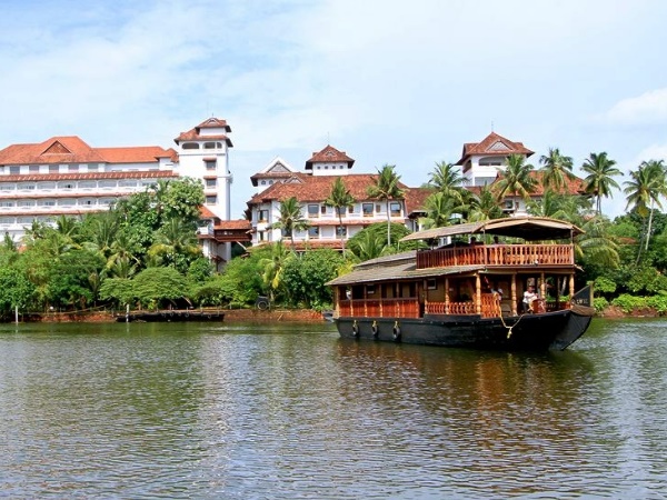 വഞ്ചി യാത്രയുടെ സുഖമറിയാൻ അഷ്ടമുടി കായൽ