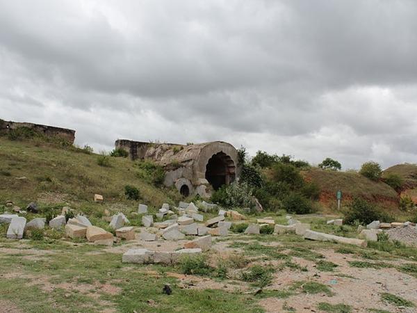 നിഗൂഢ തുരങ്കങ്ങൾ