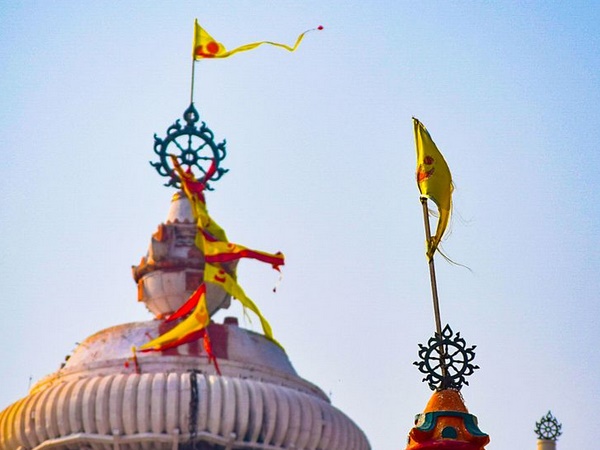 കാറ്റിൻറെ എതിർദിശയിൽ പറക്കുന്ന കൊടി