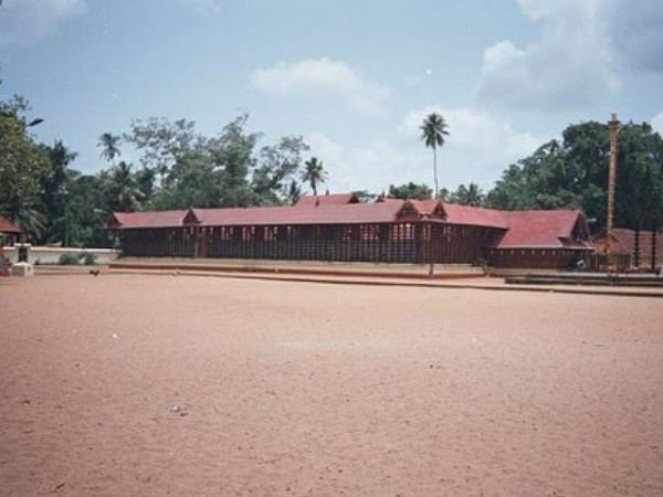 കോഴികളെ പറപ്പിക്കുന്ന കാർത്യായനി ക്ഷേത്രം